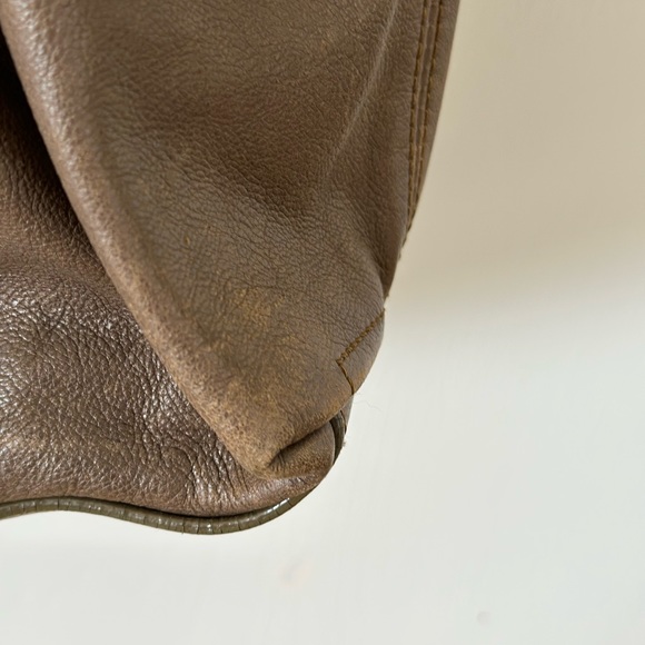 Nina Ricci medium size tote bag. Brown. It has an inside small bag. Well used. - Picture 6 of 7